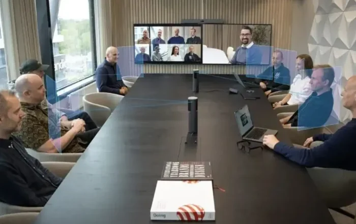 Neat Center in grote vergaderruimte met AI camerasturing en hybride meeting setup
