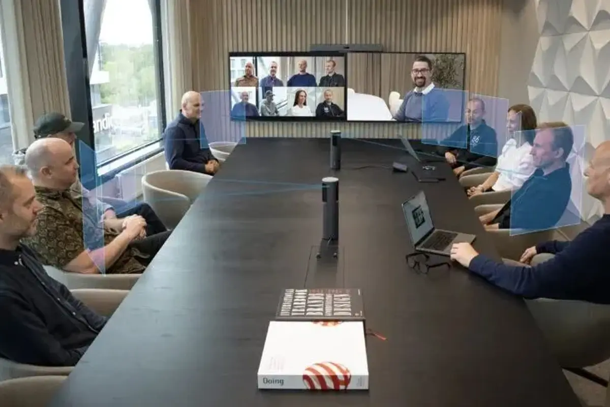 Neat Center in grote vergaderruimte met AI camerasturing en hybride meeting setup