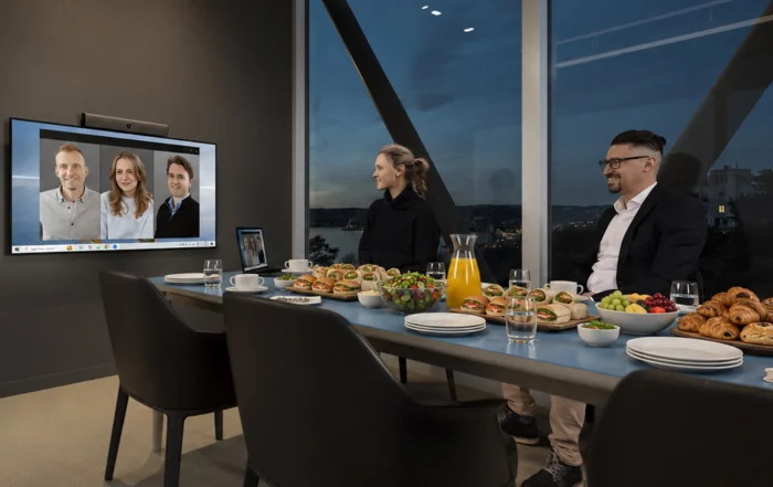 Medewerkers volgen de Neat Live Virtual Tour vanuit hun eigen vergaderruimte